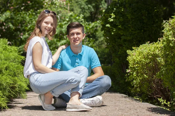 Šťastný pár baví spolu venku. Šťastný, skvělý vztah. Muž a žena flákání kolem. — Stock fotografie