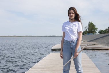 Güzel kadın Waterfront gülümseyen kadın flüt oynuyor.