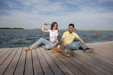 Kornayı çalan adam ve gölde flüt çalan kız.