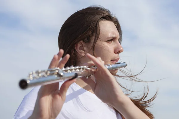 Muzikanti nebo krásné ženy venku. Příroda, meditace. Poslouchej své srdce. Flétna, jednota s přírodou — Stock fotografie