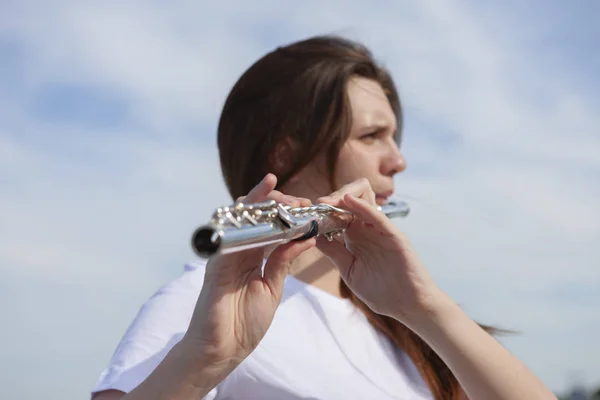 Músicos o mujeres hermosas al aire libre. Naturaleza, meditación. Escucha a tu corazón. Una flauta, unidad con la naturaleza — Foto de Stock