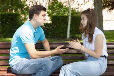 Çift parkta oturan ilişki sorunları