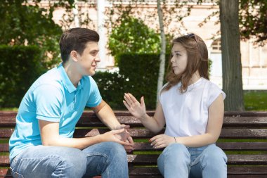 Çift parkta oturan ilişki sorunları