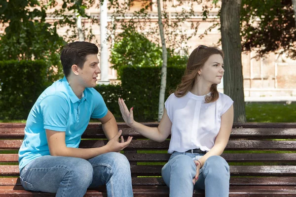 Couple sitting in park having relationship problems — Stock Photo, Image