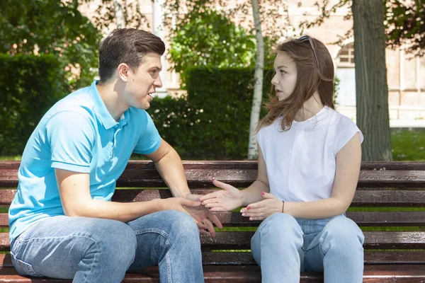 Pareja sentada en parque teniendo problemas de relación — Foto de Stock