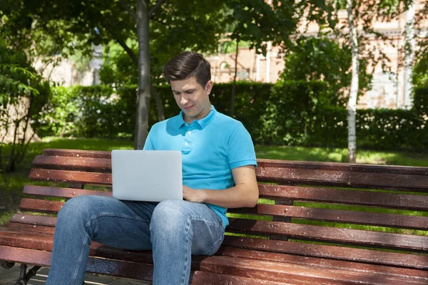 Hombre joven estudiante universitario aprendizaje en línea a través de ordenador portátil — Foto de Stock