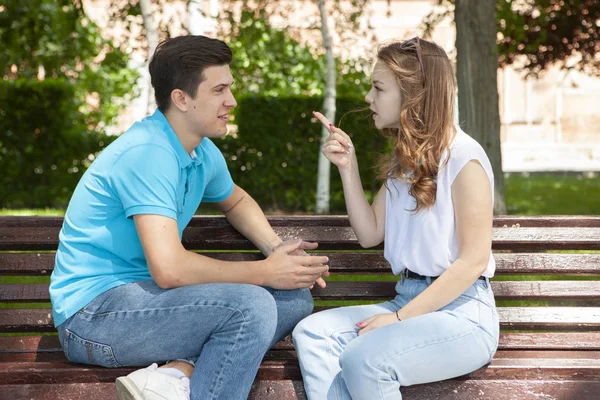 Joven pareja atractiva tienen una discusión sobre algo, sesión al aire libre — Foto de Stock