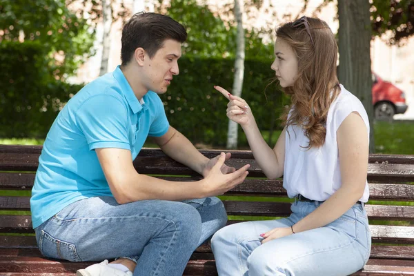 Joven pareja atractiva tienen una discusión sobre algo, sesión al aire libre — Foto de Stock