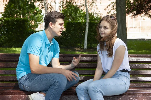 Conflitos casal não falar uns com os outros sentado em um banco de madeira no parque — Fotografia de Stock