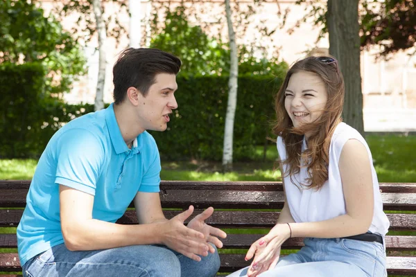 Konfliktní pár, který spolu nemluví, sedí na dřevěné lavičce v parku. — Stock fotografie