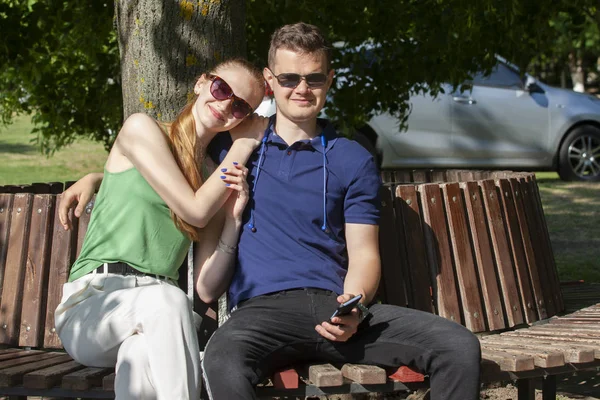 Belo casal amoroso flertando no parque em belo dia ensolarado — Fotografia de Stock