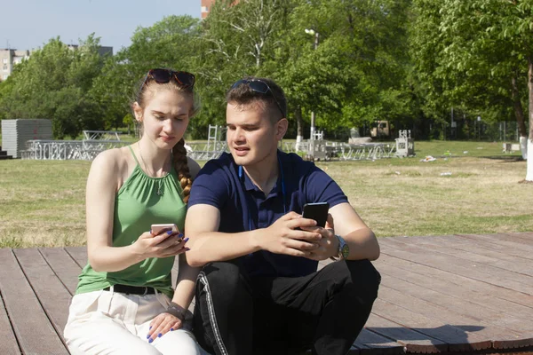 Porträt glückliches junges lächelndes verliebtes Paar über blühenden Sprin — Stockfoto