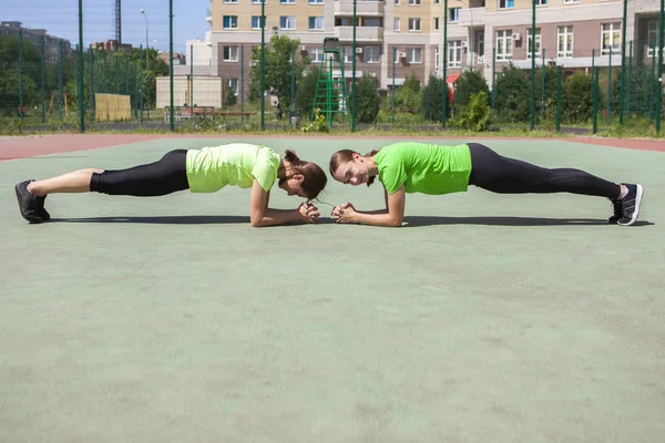 Zwei schöne Frauen dehnen sich nach Laufen und Sport im Stadtpark — Stockfoto