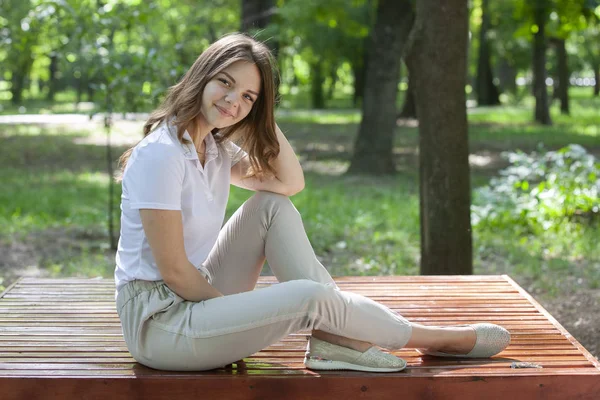 Ritratto di una bella ragazza nel parco — Foto Stock