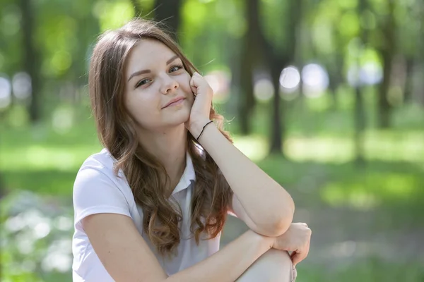 Retrato al aire libre de una hermosa joven morena. — Foto de Stock