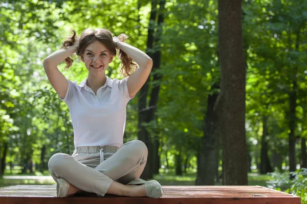 Retrato al aire libre de una hermosa joven morena. — Foto de Stock