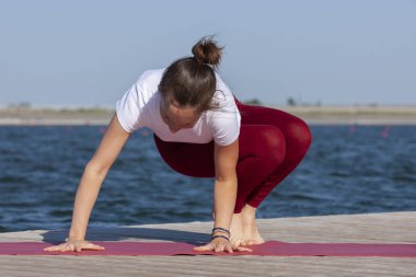 Pratik yoga açık havada sabah güzel genç kadın