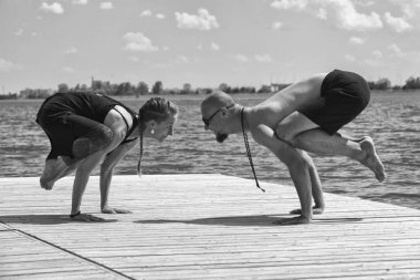 Atletik güçlü çift zor yoga pratik açık havada poz
