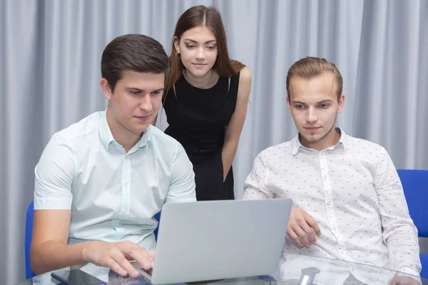 Gebildete Werbekunden, zwei Jungs und ein Mädchen entwickeln und schalten Anzeigen, betreiben Marketingforschung — Stockfoto