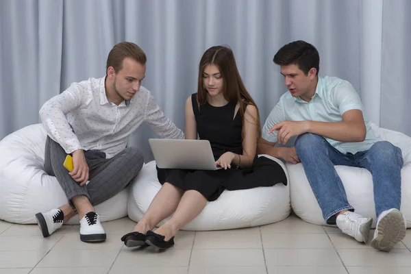 Gebildete Werbekunden, zwei Jungs und ein Mädchen entwickeln und schalten Anzeigen, betreiben Marketingforschung — Stockfoto