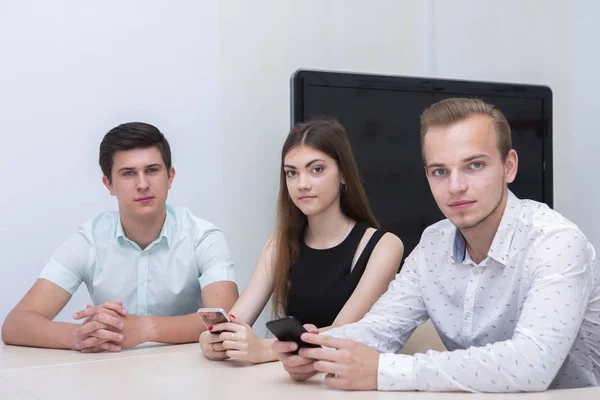 Los publicistas educados, dos individuos y muchacha desarrollan y ponen anuncios, conducen la investigación de la comercialización — Foto de Stock