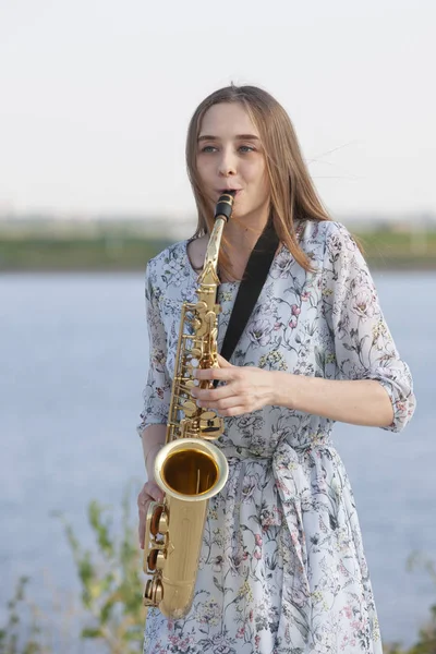 Jovem com saxofone no parque — Fotografia de Stock