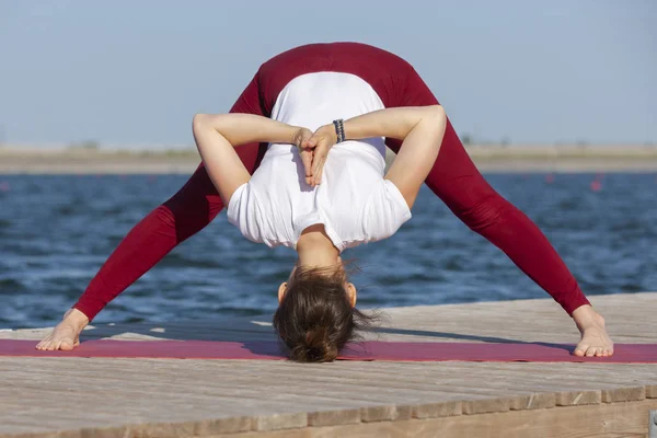 Pilates Yoga Workout im Freien am Seebrücke — Stockfoto