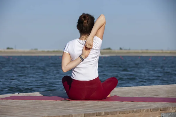 Pilates yoga träning motion utomhus i sjön piren — Stockfoto