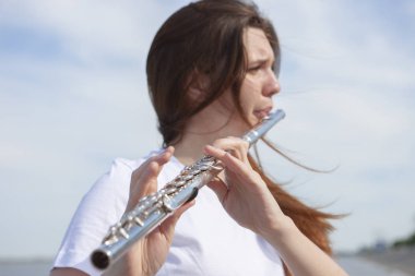 Müzisyenler ya da güzel kadınlar açık. Doğa, meditasyon. Kalbini dinle. Bir flüt, doğa ile birlik