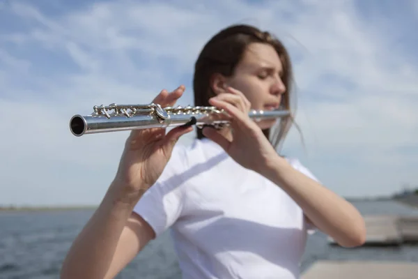 Muzikanti nebo krásné ženy venku. Příroda, meditace. Poslouchej své srdce. Flétna, jednota s přírodou — Stock fotografie