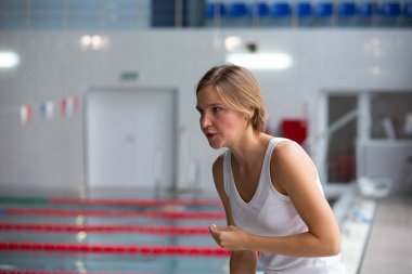 düdük üfleme ve kronometre havuz yakınındaki bakarak Koç yüzmek.