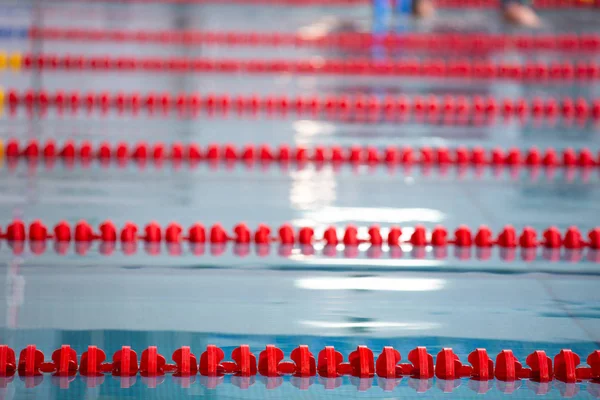 Faixas de uma piscina competição. Água azul . — Fotografia de Stock