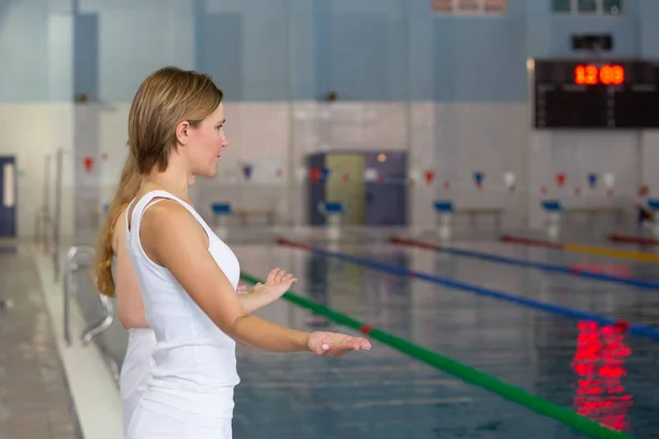 Vackra simning coach ler mot kameran på leisure center — Stockfoto