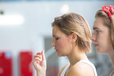 Eğlence Merkezi kameraya gülümseyen güzel yüzme antrenörü