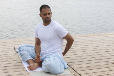 Sabah yoga egzersizi yapan adam.