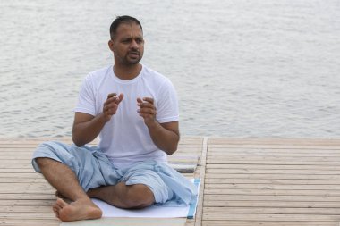 Sabah yoga egzersizi yapan adam.
