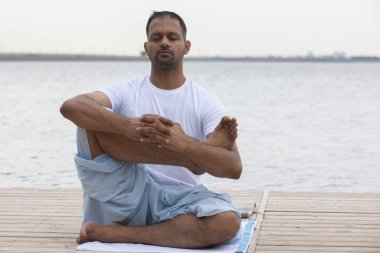 Sabah yoga egzersizi yapan adam.