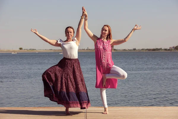 Zwei reife Frauen halten sich fit, indem sie im Sommer Yoga machen — Stockfoto