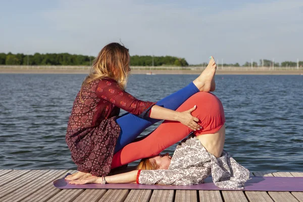 Zwei Frauen beim Sport im Park. junge schöne Frau macht zusammen Übungen im Freien. — Stockfoto