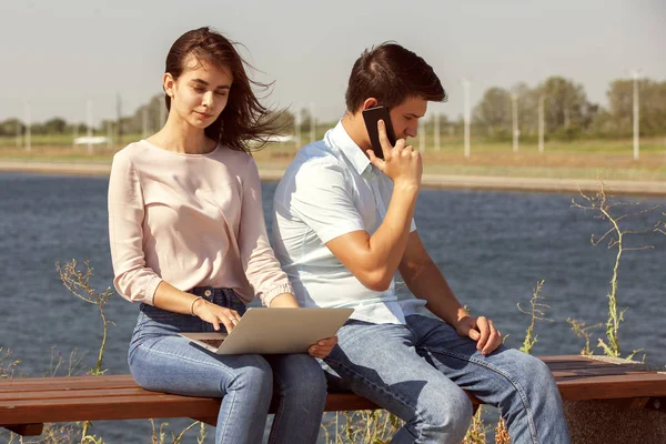 Paar benutzt Laptop im Freien und sieht glücklich aus — Stockfoto