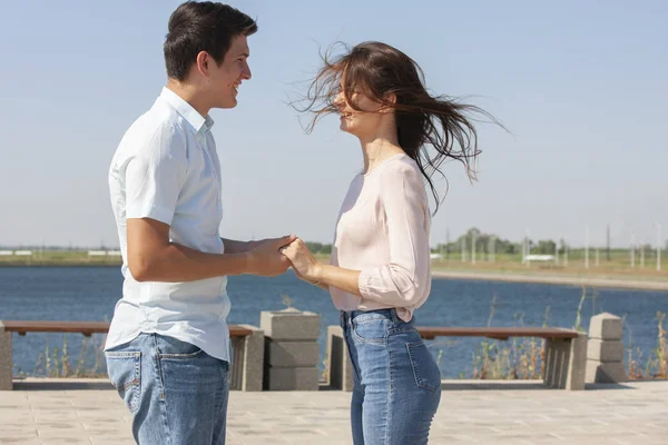 Couple heureux amoureux marchant dans le parc — Photo