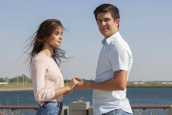 Casal feliz no amor andando no parque — Fotografia de Stock