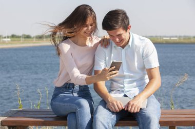 Parkta yürüyen mutlu çift.