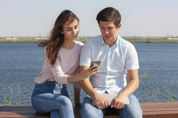 Casal feliz no amor andando no parque — Fotografia de Stock