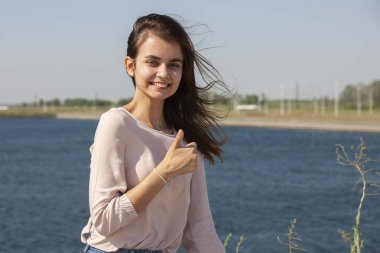 Bir bankta oturan güzel kız, esmer