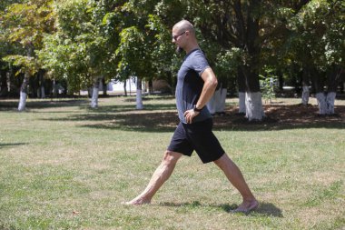 Gün batımında meditasyon eden yogacı adam. Sakin uyum içinde meditasyon Erkek modeli