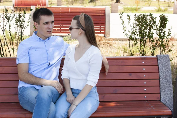 Mutlu genç çift bir bankta oturan aşık — Stok fotoğraf