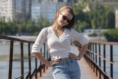 Nehirde iskelede genç kadın.