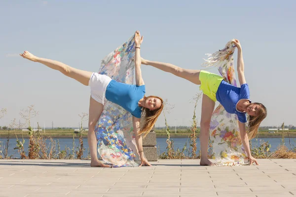 İki güzel kadın parkta meditasyon