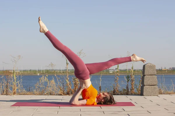 Yoga all'aperto. Donna felice che fa esercizi di yoga, medita nel parco. Meditazione yoga in natura. Concetto di stile di vita sano e relax . — Foto Stock
